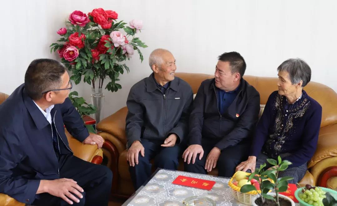 集团公司党委副书记,总经理李向阳到牧草良种繁殖场退休老党员李广珊